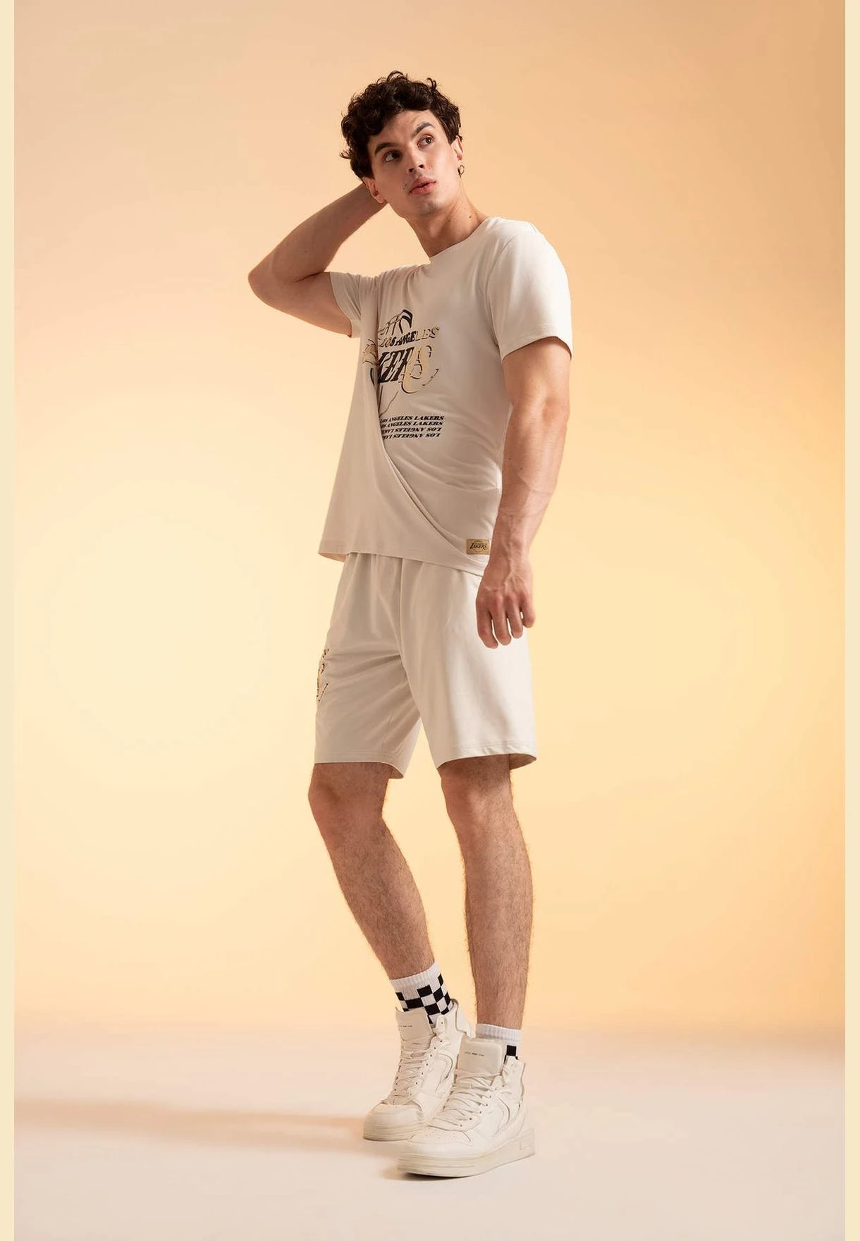 DeFacto Man NBA Los Angeles Lakers Licenced Knitted Knitted Short 4 DeFacto Man NBA Los Angeles Lakers Licenced Knitted Knitted Short - Image 2