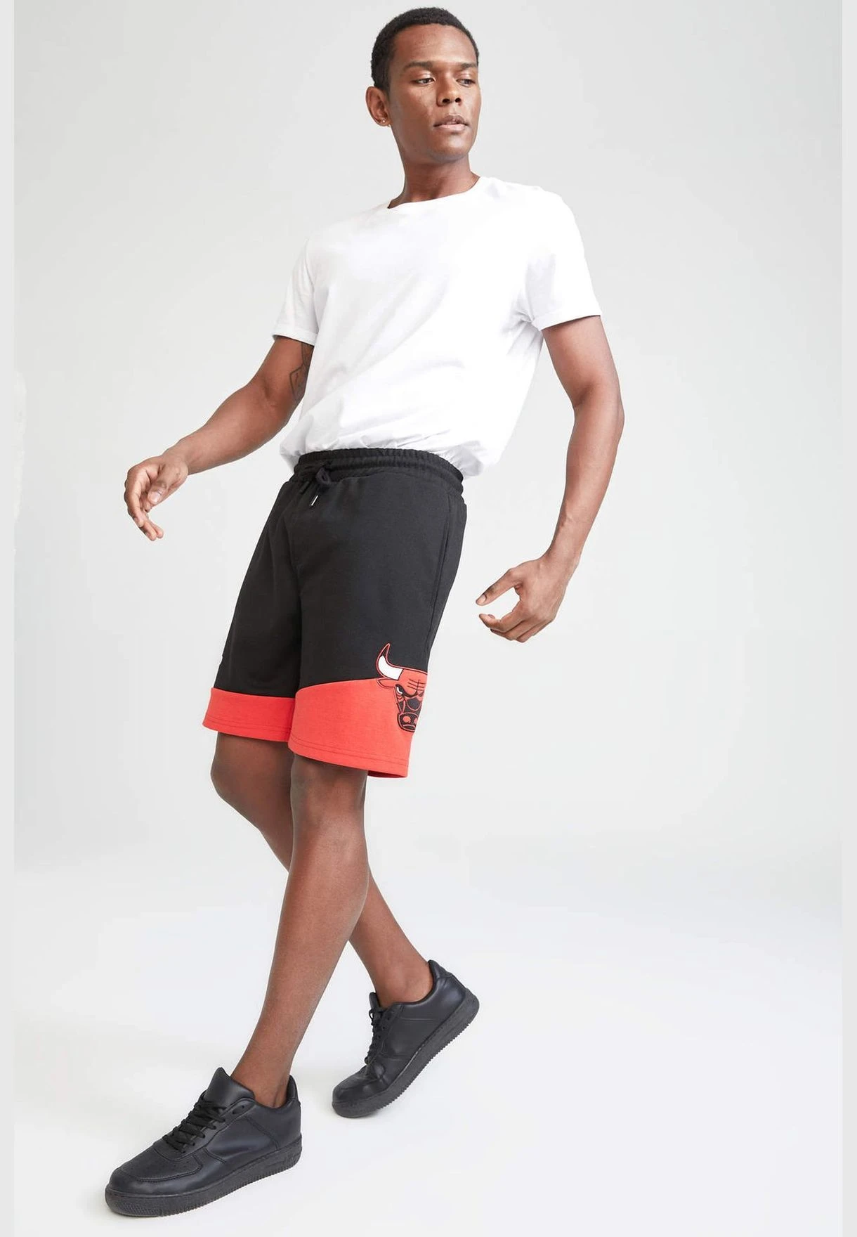 DeFacto Regular Fit NBA Chicago Bulls Printed Sports Short 4 DeFacto Regular Fit NBA Chicago Bulls Printed Sports Short - Image 2