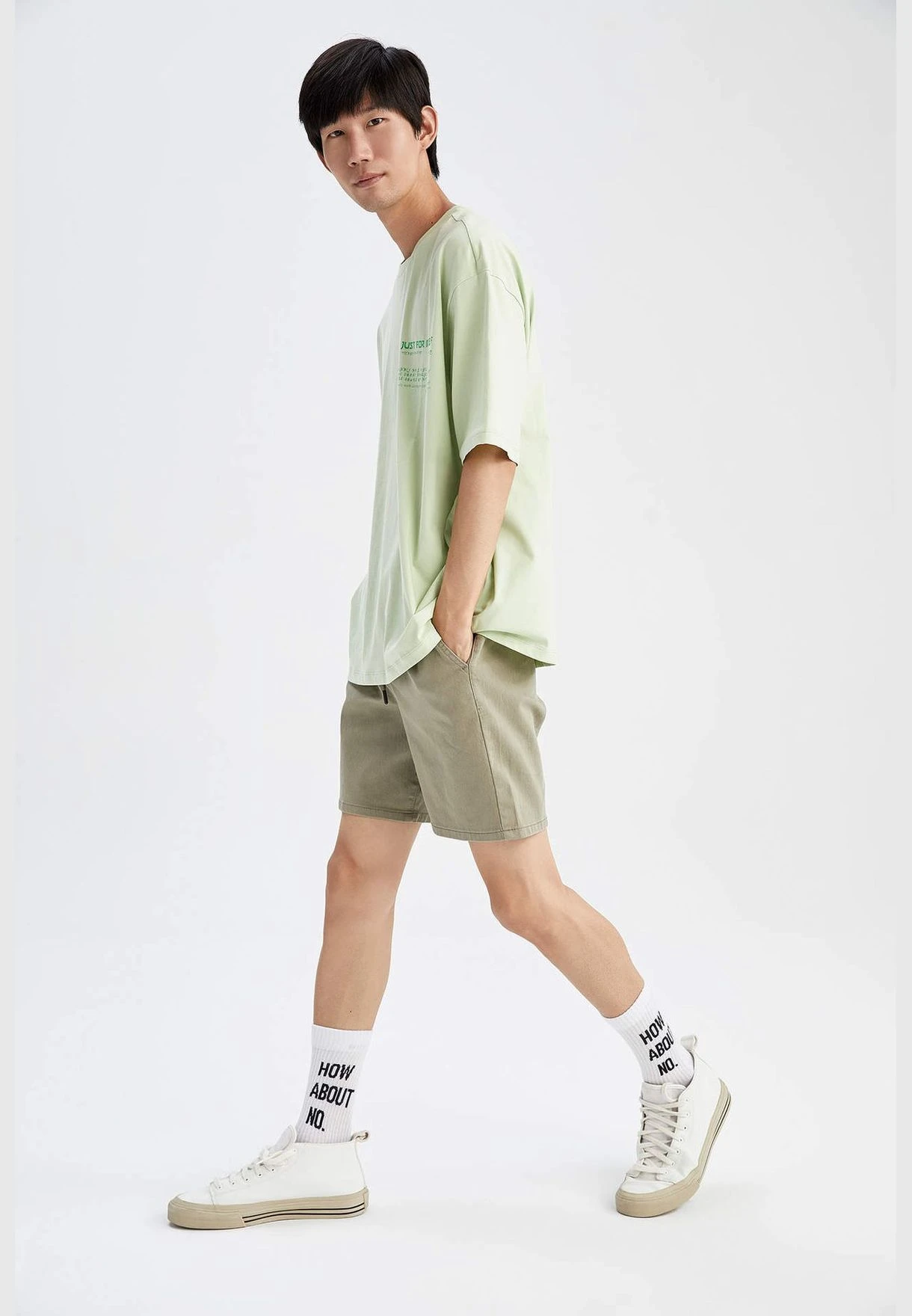 DeFacto Man Regular Fit Woven Bottom Woven Bermuda 5 DeFacto Man Regular Fit Woven Bottom Woven Bermuda - Image 3