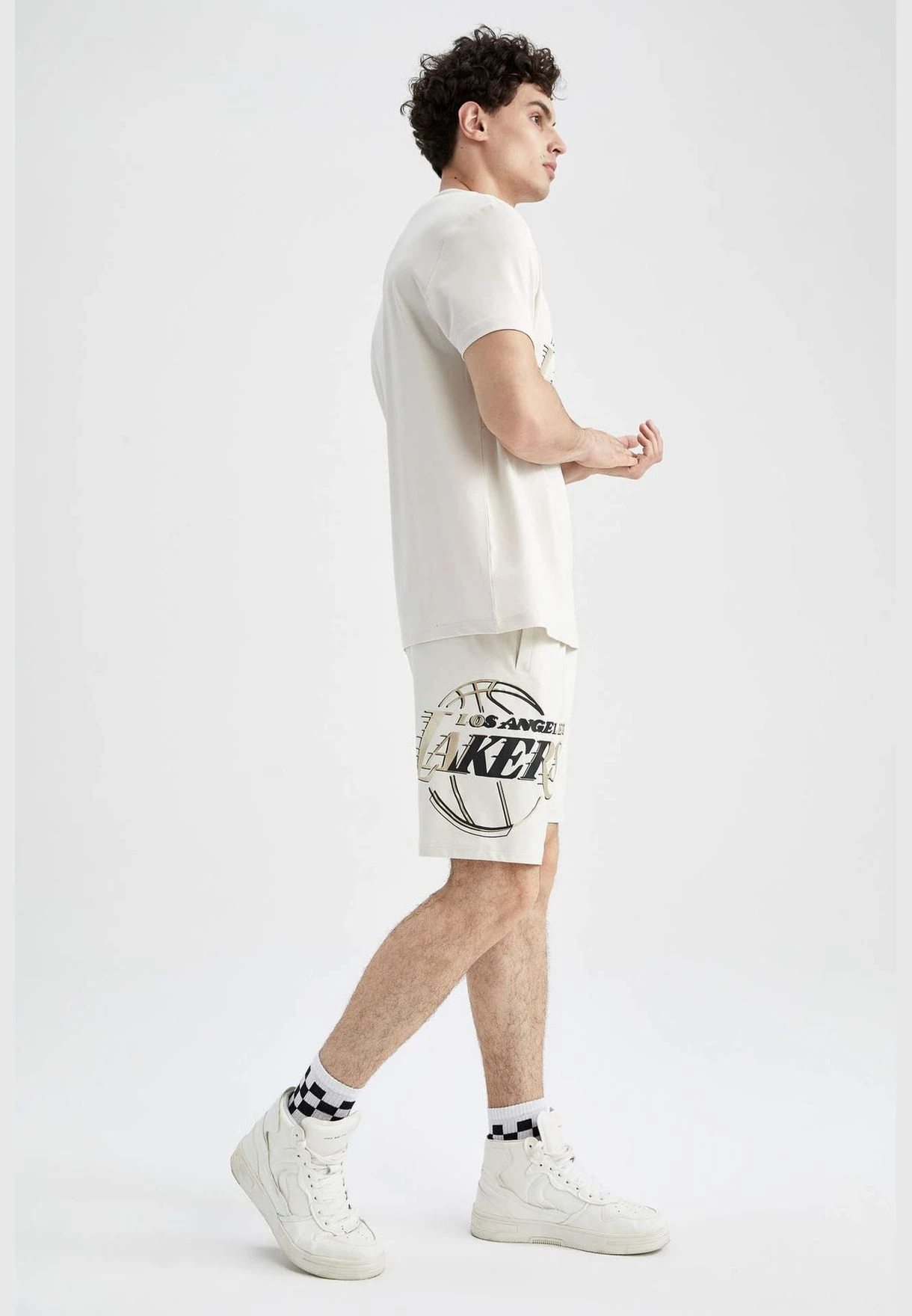 DeFacto Man NBA Los Angeles Lakers Licenced Knitted Knitted Short 5 DeFacto Man NBA Los Angeles Lakers Licenced Knitted Knitted Short - Image 3