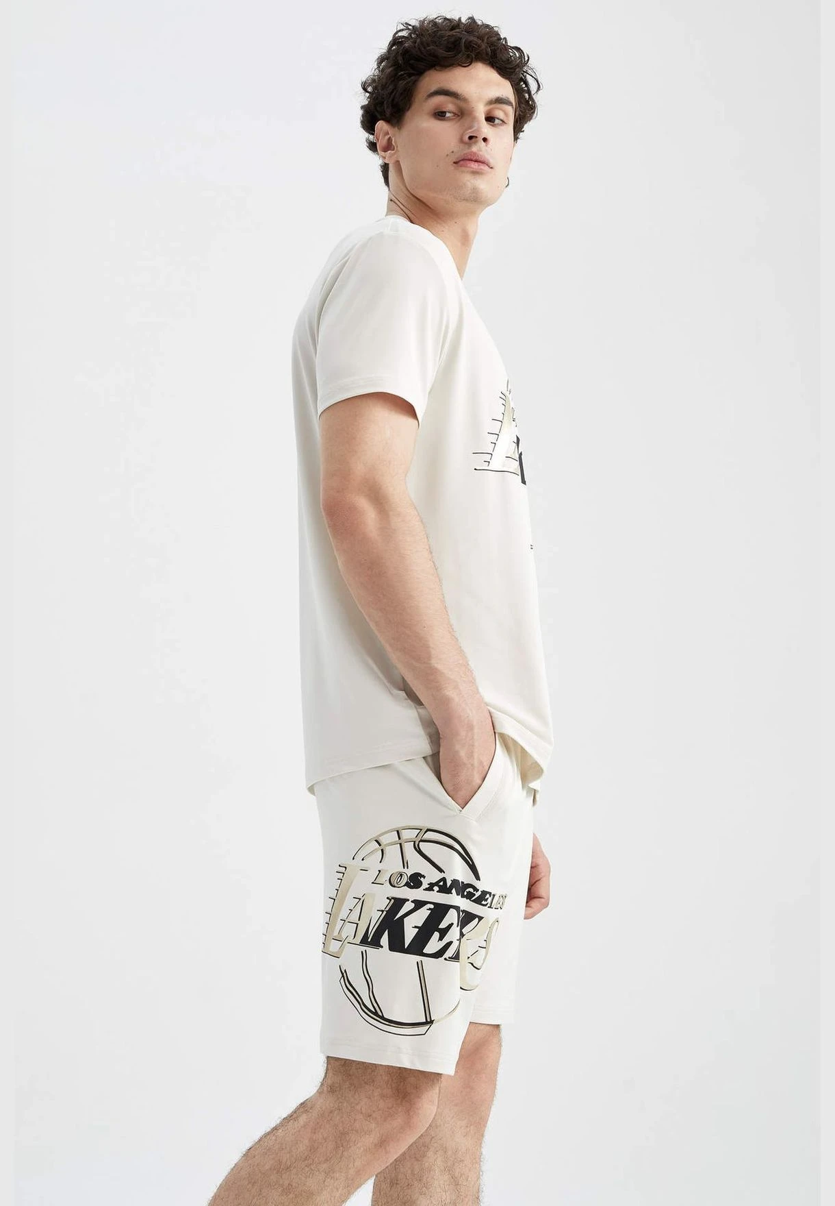 DeFacto Man NBA Los Angeles Lakers Licenced Knitted Knitted Short 6 DeFacto Man NBA Los Angeles Lakers Licenced Knitted Knitted Short - Image 4