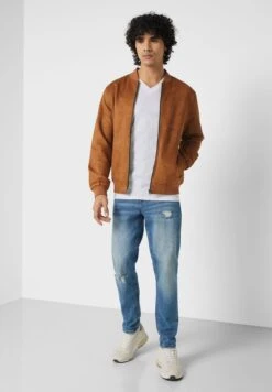 Essential V Neck T-shirt 9 Essential V Neck T-shirt -Sport Apparel Shop 4 zoom desktop 746