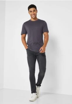 Essential Crew Neck T-Shirt -Sport Apparel Shop 4 zoom desktop 748