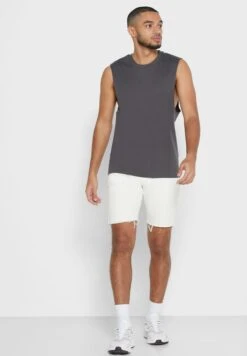 Essential Vest -Sport Apparel Shop 4 zoom desktop 752