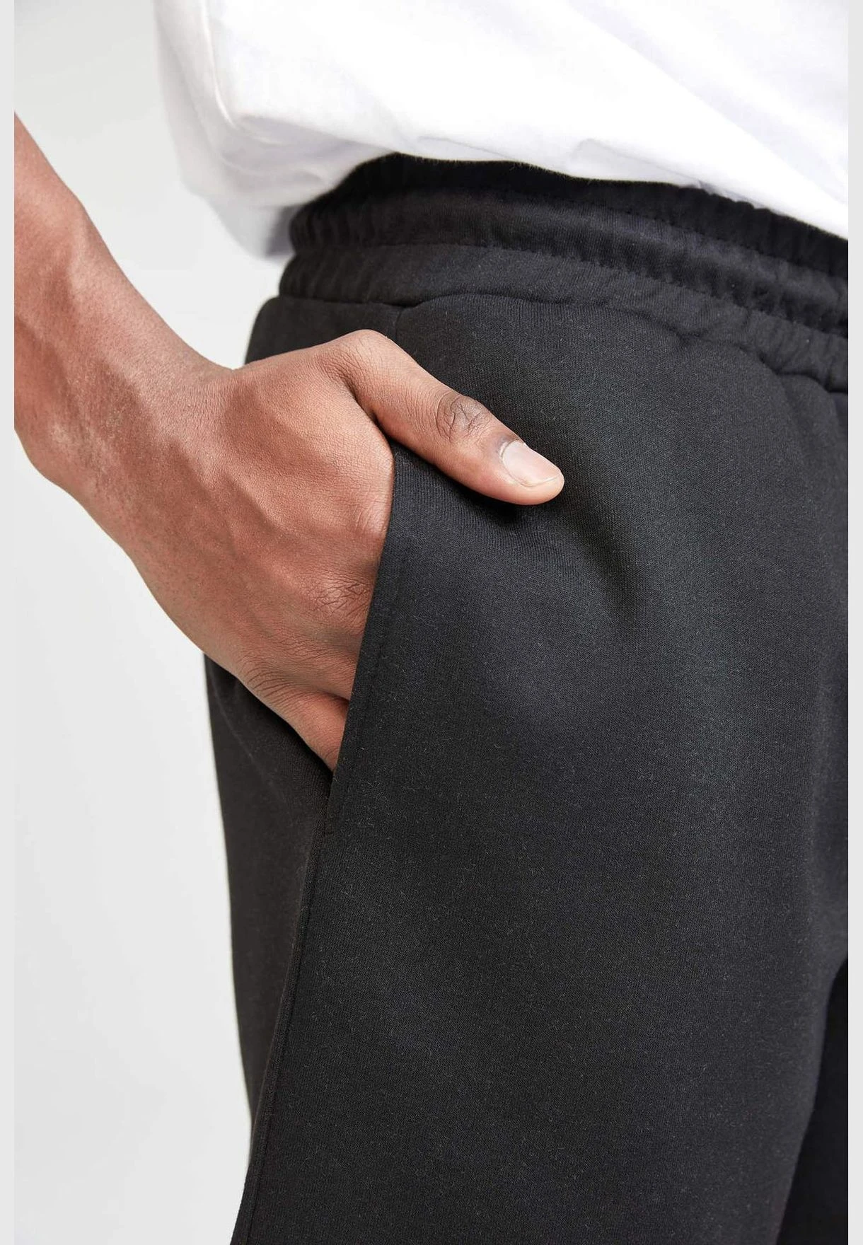 DeFacto Regular Fit NBA Chicago Bulls Printed Sports Short 6 DeFacto Regular Fit NBA Chicago Bulls Printed Sports Short - Image 4