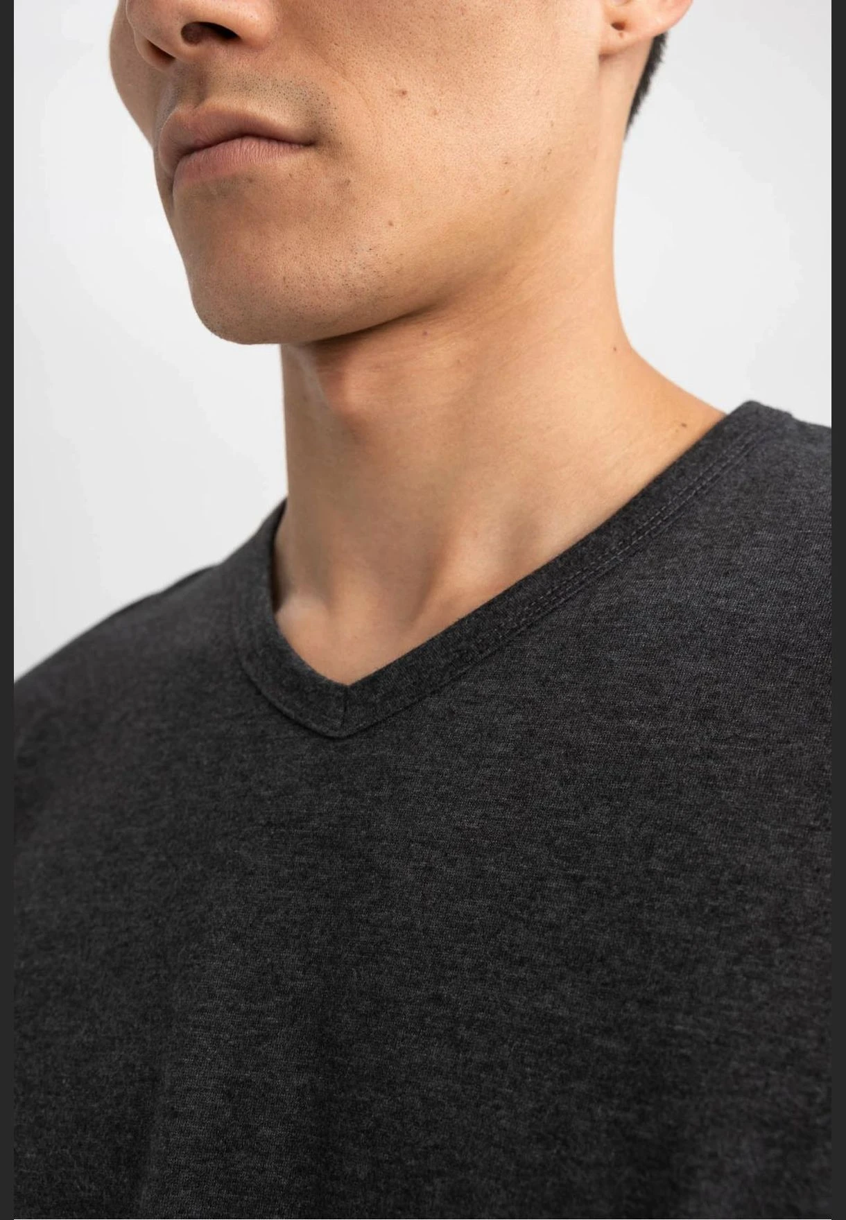 DeFacto Slim Fit V Neck Short Sleeve T-Shirt 7 DeFacto Slim Fit V Neck Short Sleeve T-Shirt - Image 5