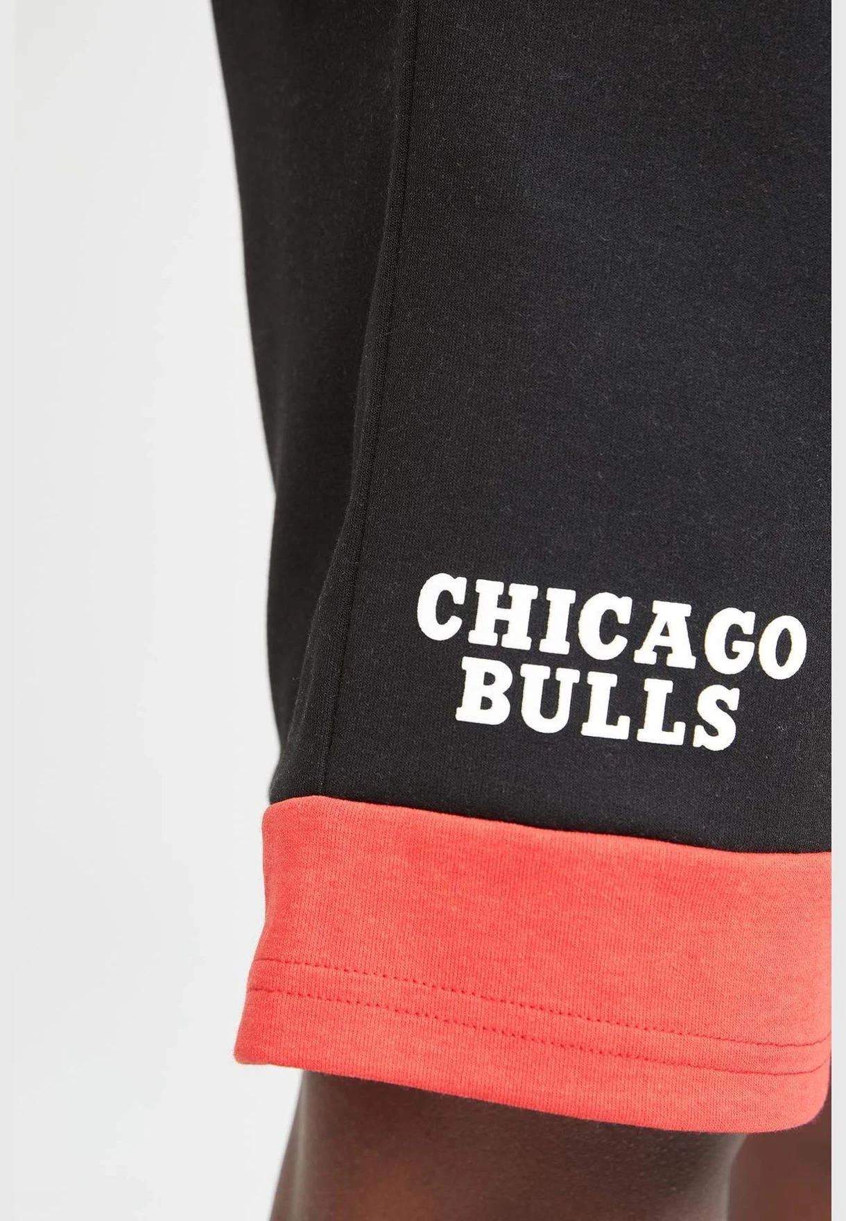 DeFacto Regular Fit NBA Chicago Bulls Printed Sports Short 7 DeFacto Regular Fit NBA Chicago Bulls Printed Sports Short - Image 5
