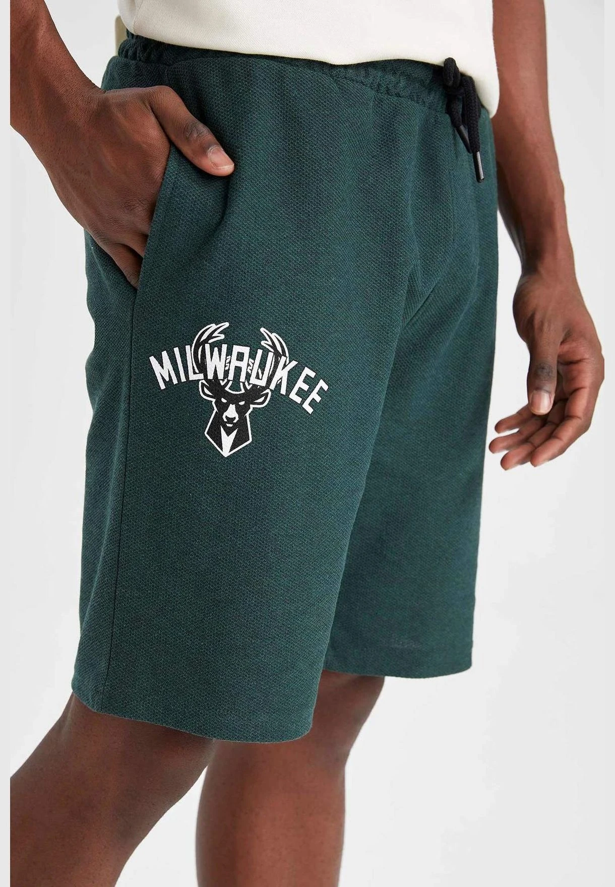 DeFacto Man NBA Milwaukee Bucks Licenced Knitted Short 8 DeFacto Man NBA Milwaukee Bucks Licenced Knitted Short - Image 6